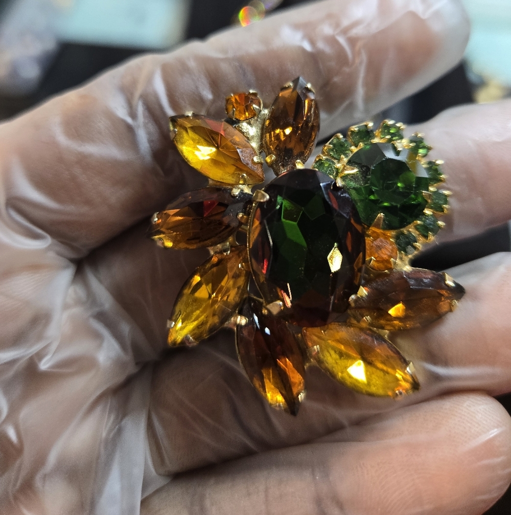 Julianna vintage rhinestone brooch mint condition no returns as is